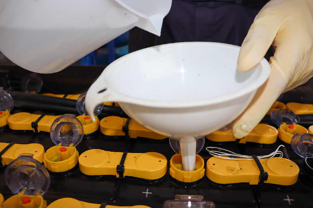 電瓶水加太滿(mǎn)了會(huì)有什么后果？如何避免加水不均衡問(wèn)題？